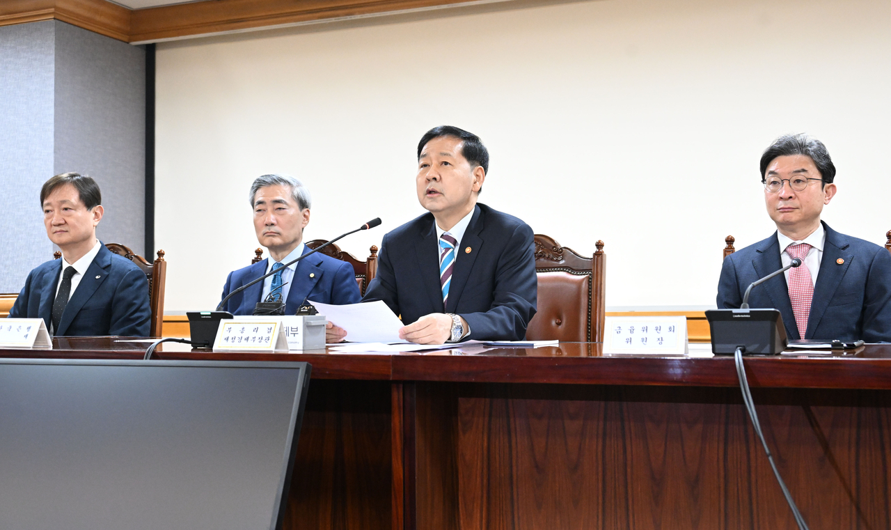 구윤철 부총리 겸 재정경제부 장관이 30일 서울 중구 은행연합회에서 열린 확대 거시경제금융회의를 주재,  모두발언을 하고 있다. 왼쪽부터 이찬진 금감원장, 신현송 한국은행 총재, 구윤철 부총리, 이억원 금감위원장. [재정경제부 제공]