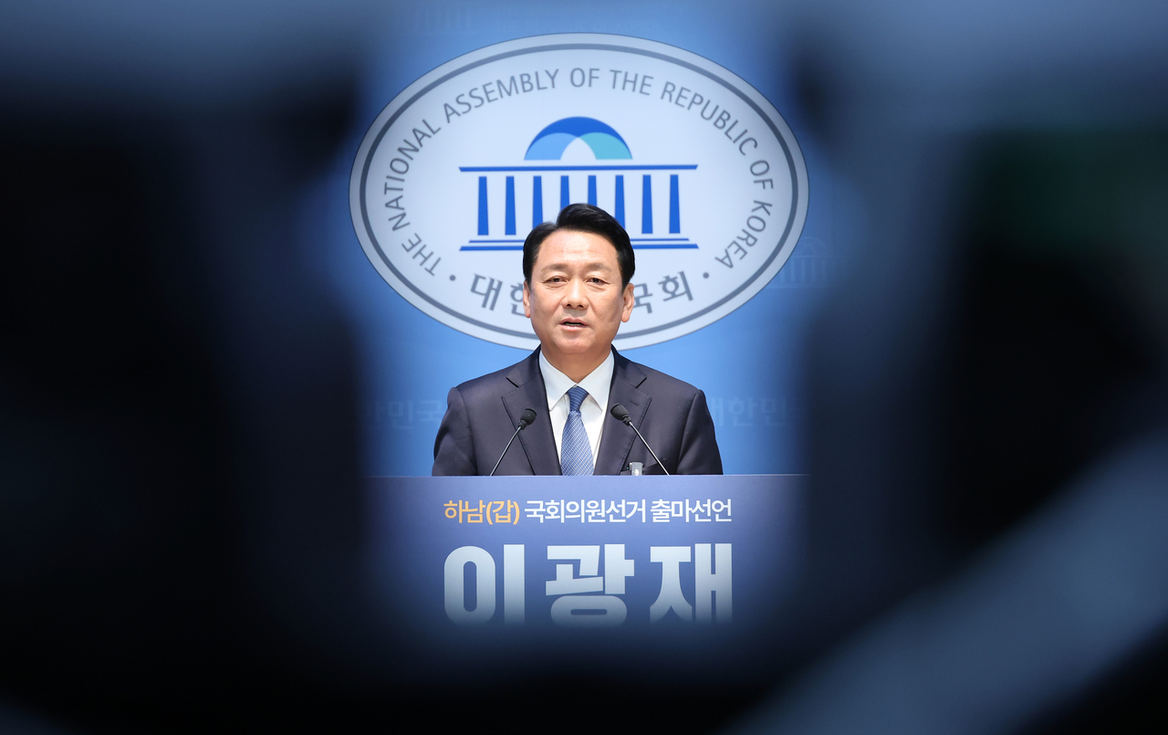 Democratic Party of Korea candidate Lee Kwang-jae, who is running in the by-election for the Hanam-A constituency in Gyeonggi Province, holds a press conference to officially declare his candidacy at the National Assembly in Seoul on Thursday. (Yonhap)