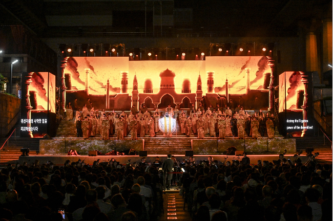 “The Magic Flute” is staged outdoors by the Seoul Metropolitan Opera (Sejong Center for the Performing Arts)
