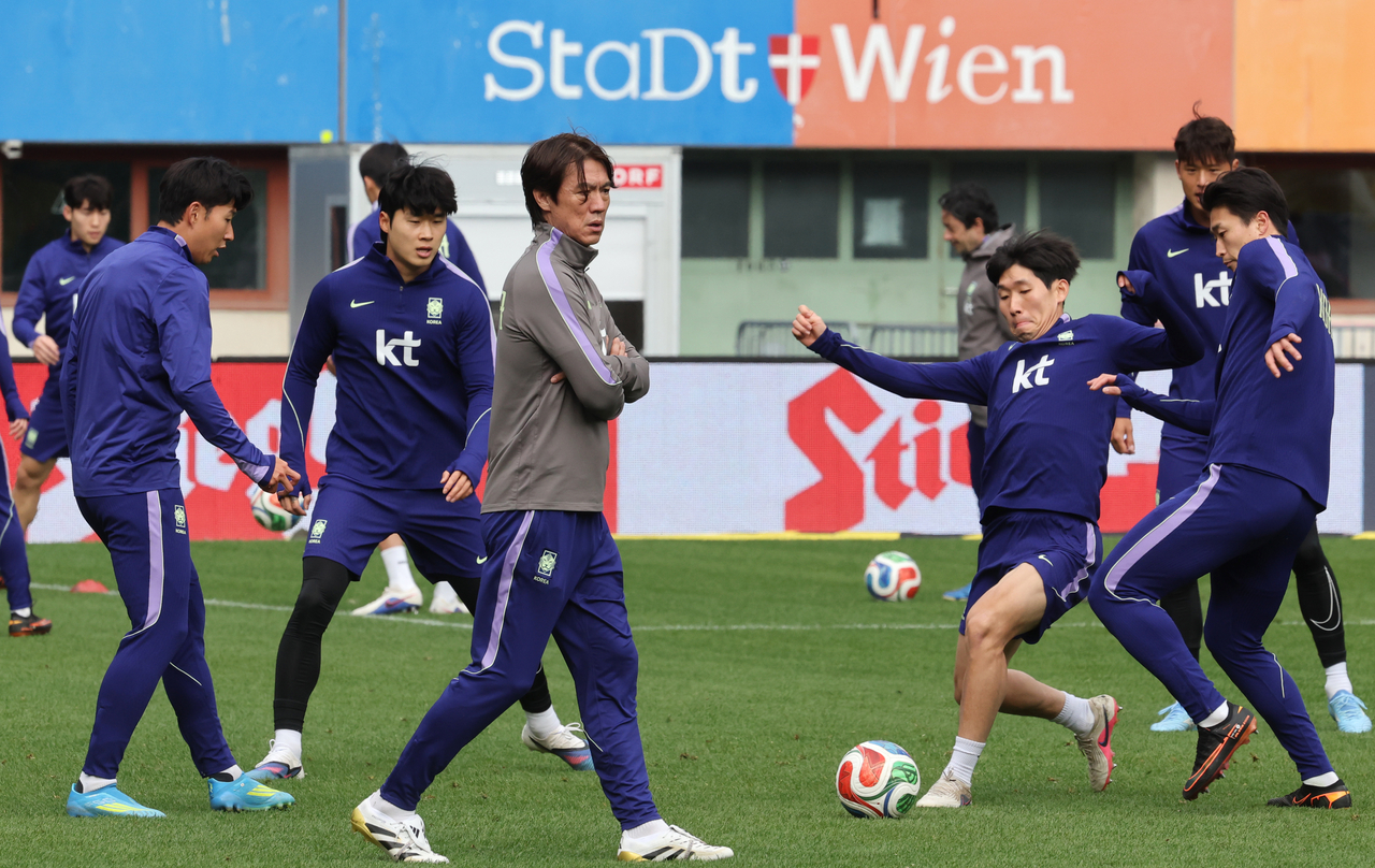 South Korean men’s soccer national team head coach Hong Myung-bo overseas training, at Ernst Happel Stadium in Vienna, Austria, March 30.   (Yonhap)