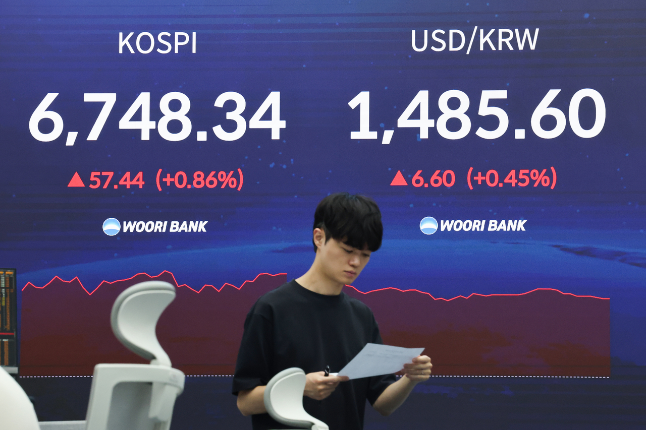 An electronic board showing the Korea Composite Stock Price Index at a dealing room of the Hana Bank headquarters in Seoul on Thursday. (Yonhap)