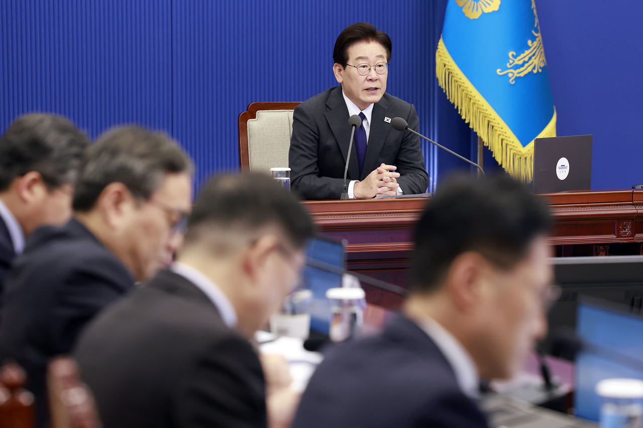 President Lee Jae Myung speaks during a meeting with senior aides at Cheong Wa Dae in Seoul on Thursday. (Yonhap)