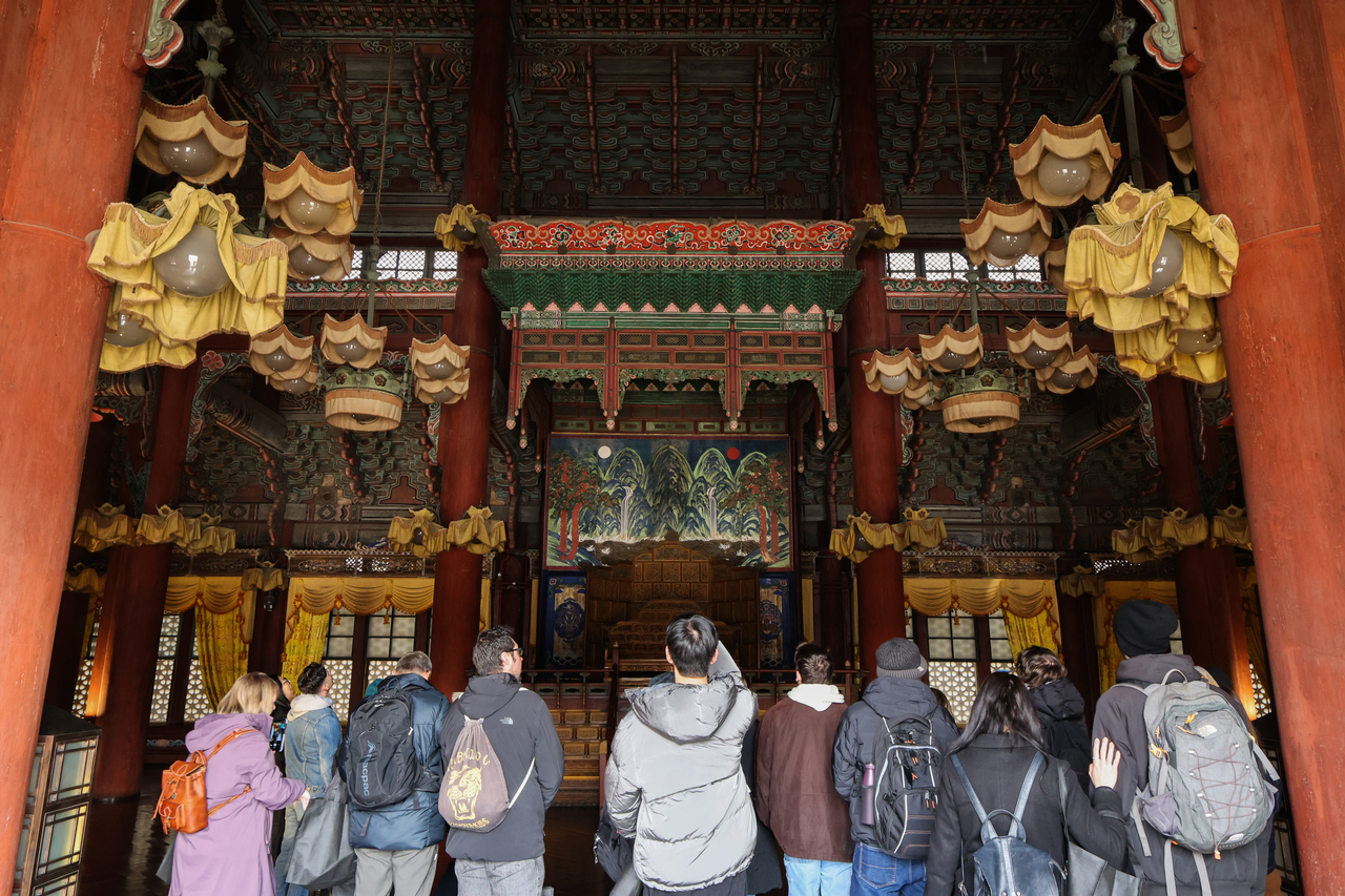 지난달 5일 서울 종로구 창덕궁에서 외국인 관광객들이 인정전 내부를 둘러보고 있다. [연합]