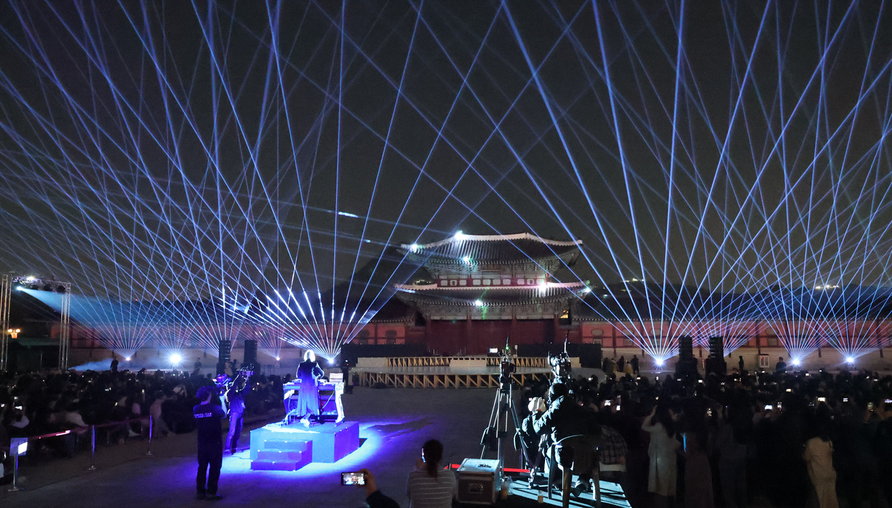 지난 24일 서울 경복궁 흥례문 광장에서 ‘2026 궁중문화축전’ 개막제가 열리고 있다. [연합]