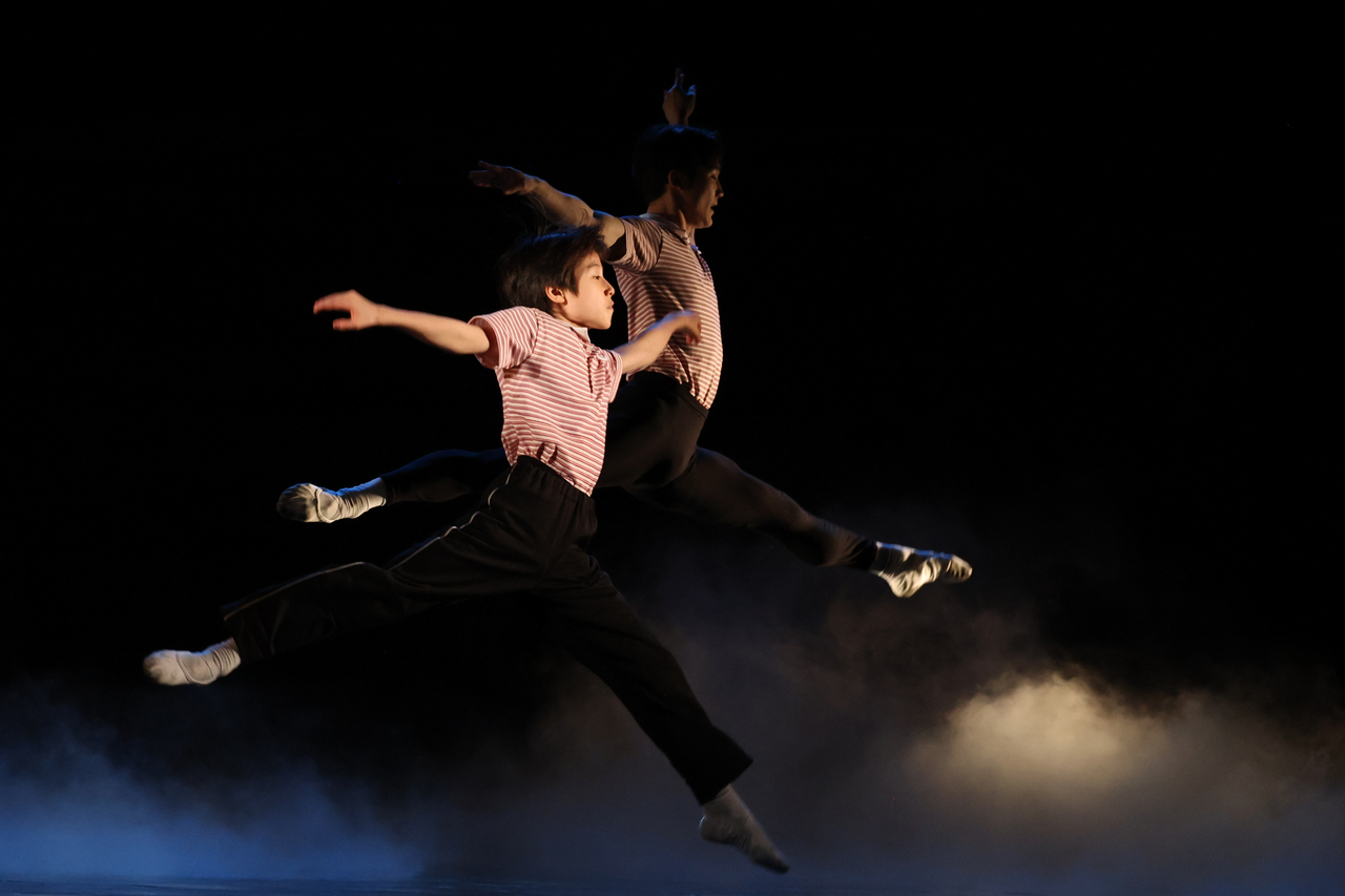 Kim Woo-jin (front) and ballerino Lim Sun-u perform "Billy Elliot" during a press call held at Blue Square in Yongsan-gu, Seoul, on April 29. (Yonhap)