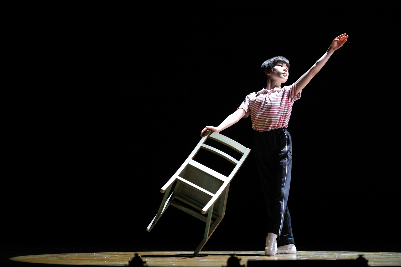 Kim Woo-jin performs Billy in "Billy Elliot" during a press call held at Blue Square in Yongsan-gu, Seoul, on April 29. (Yonhap)