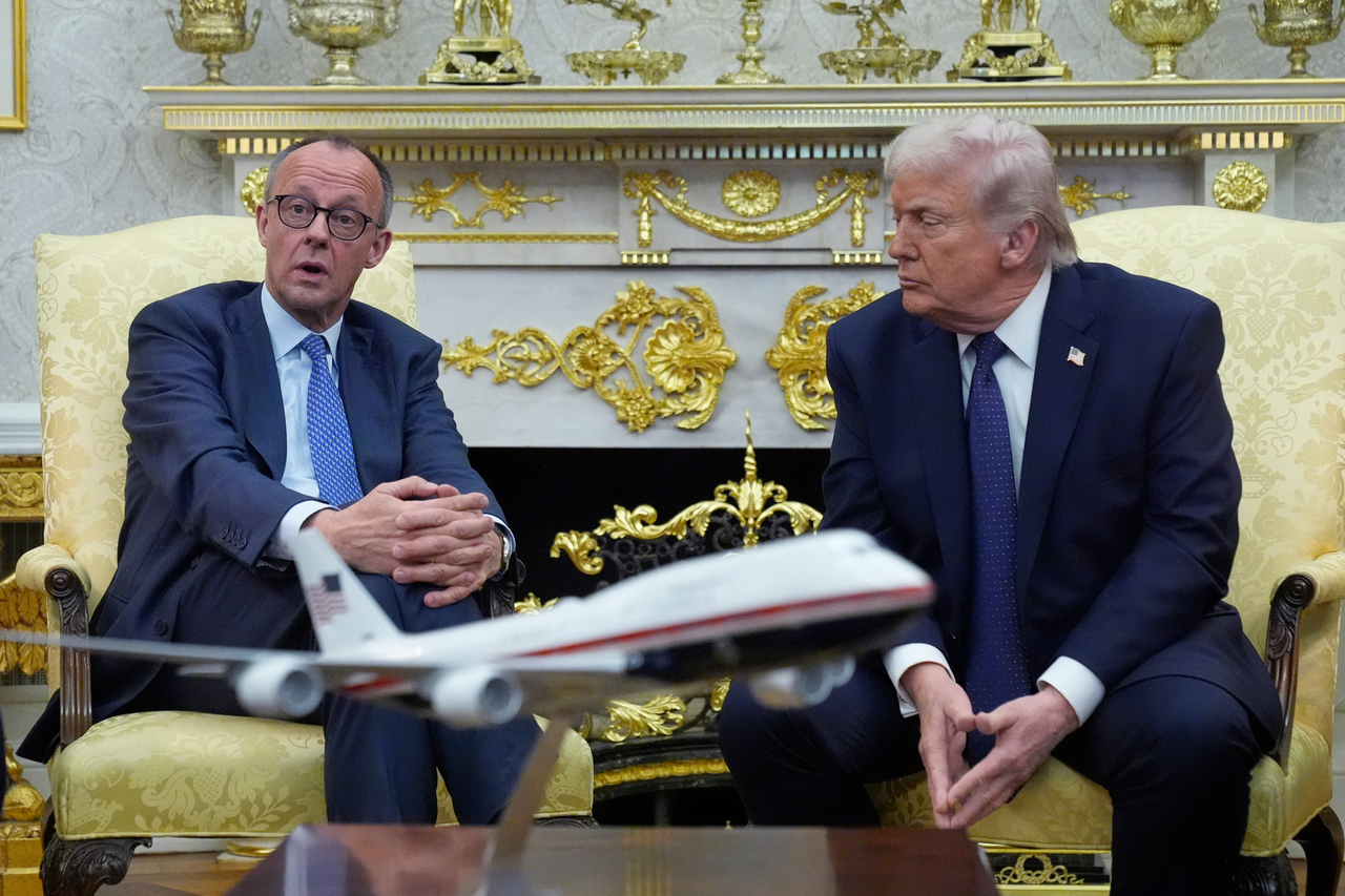 US President Donald Trump (right) meets with German Chancellor Friedrich Merz in Washington in March. (AP-Yonhap)