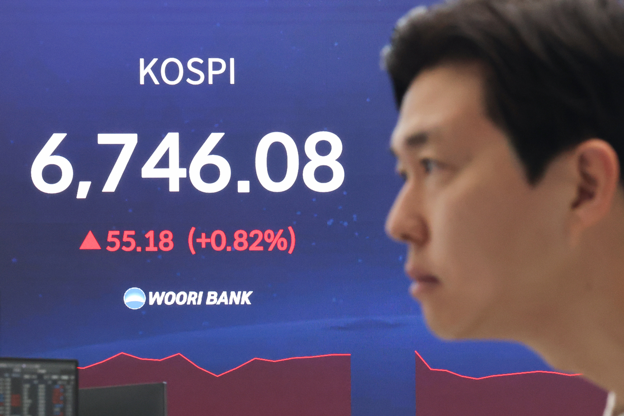 An electronic board at a Woori Bank dealing room in Seoul shows the Kospi trading up 0.82 percent at 6,746.08 on Thursday morning. (Yonhap)