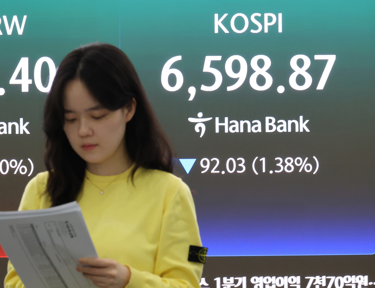 An electronic board at a Hana Bank dealing room in Seoul shows the Kospi closing at 6,598.87, down 1.38 percent, on Thursday. (Yonhap)