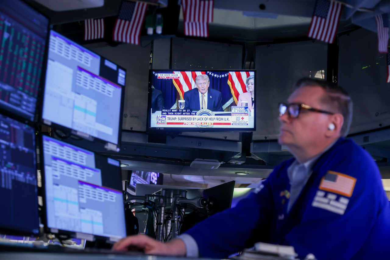 미국 뉴욕증권거래소(NYSE)에서 도널드 트럼프 미국 대통령의 발언이 방송되는 모습. [게티이미지]