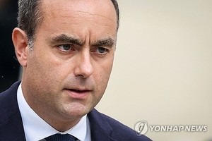 “바게트 사러 갔다가 역풍”…프랑스 총리, 노동절 빵집 방문 논란