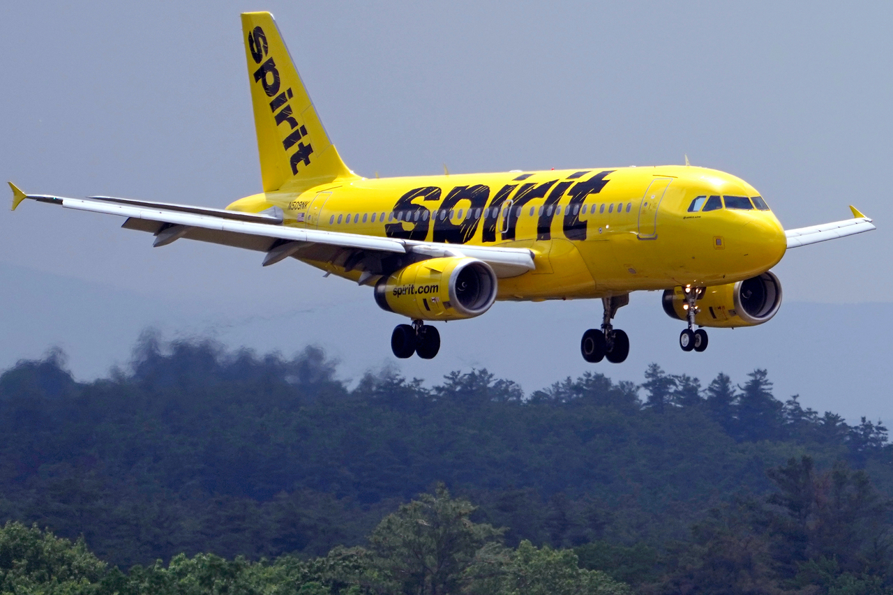A Spirit Airlines 319 Airbus approaches Manchester Boston Regional Airport for a landing, on June 2, 2023, in New Hampshire. (AP - Yonhap)