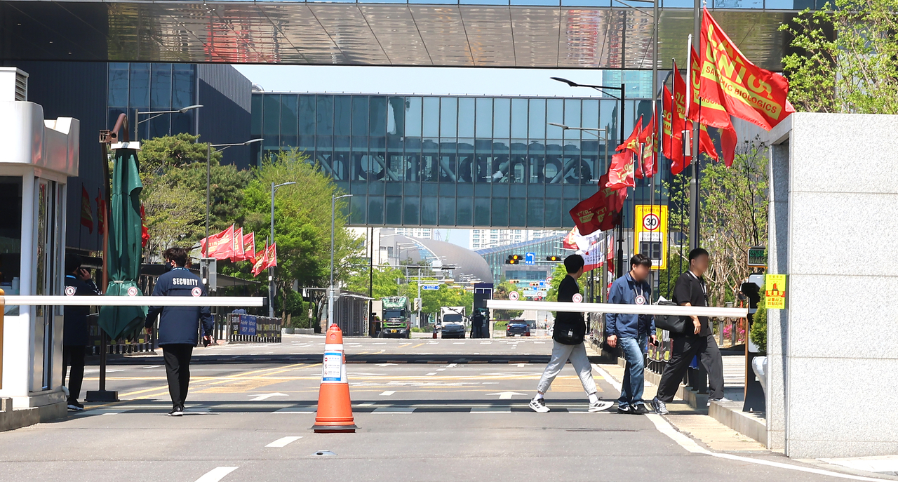 A labor union flag is displayed at the Samsung Biologics plant in Yeonsu, Incheon, on Thursday, a day before the union’s planned strike. (Yonhap)