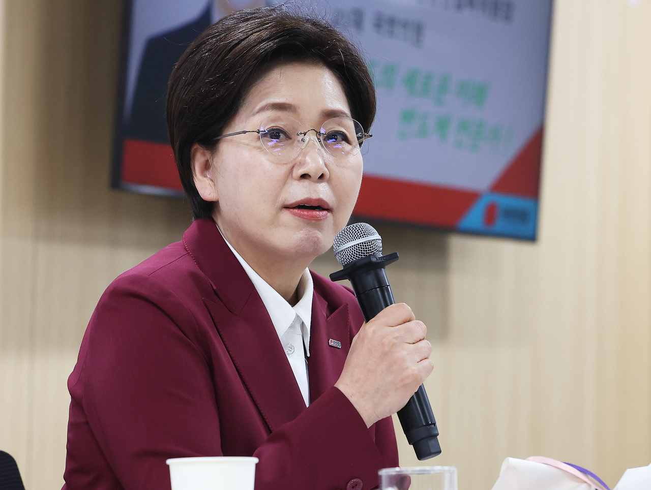 Yang Hyang-ja, a People Power Party preliminary candidate for Gyeonggi governor, speaks at a roundtable of prospective candidates held at the Gyeonggi Provincial Council in Suwon on Wednesday. (Yonhap)