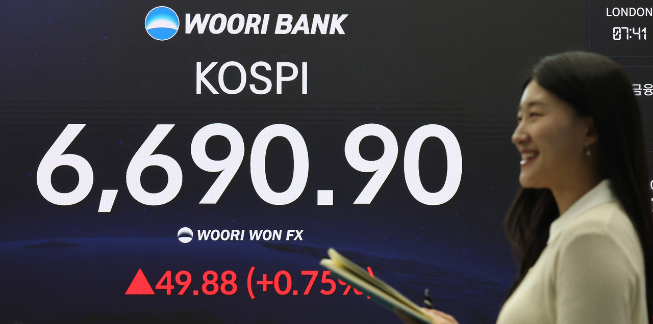 The closing Korea Composite Stock Price Index is shown on a screen inside the dealing room in Woori Bank in central Seoul on Wednesday. (Yonhap)