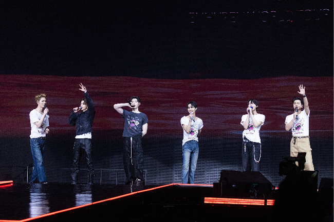 Enhypen speaks to fans at the Kspo Dome in Songpa-gu, Seoul, Saturday. (Belift Lab)