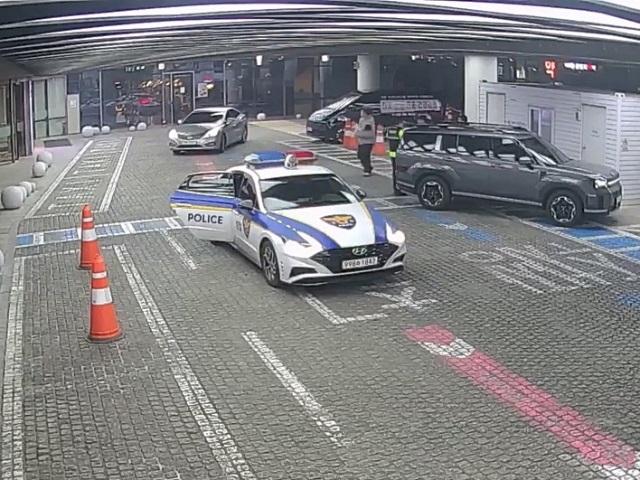 This photo shows the police patrol car of the Ilsan Dongbu Police Station at a hospital in Goyang, Gyeonggi Province, which had helped escort a man rushing his son to the emergency room. (Ilsan Dongbu Police Station via Yonhap)