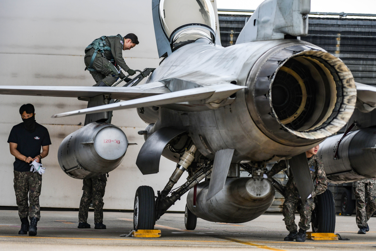 This April 23, photo provided by the Air Force shows South Korean pilots on a KF-16 fighter jet during the Freedom Flag air drills. (Yonhap)