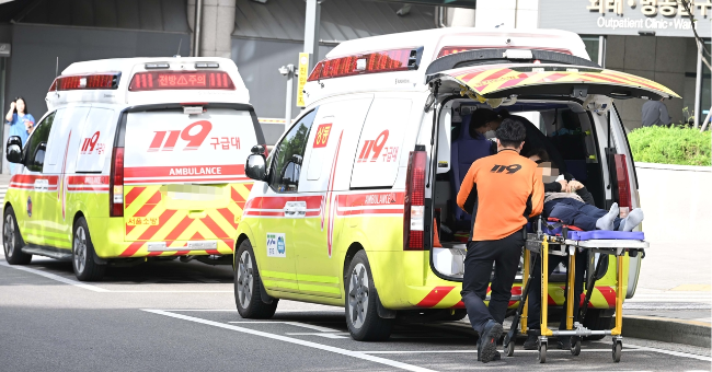 Ambulances parked outside a hospital in Seoul ( Lee Sang-sub/The Korea Herald)
