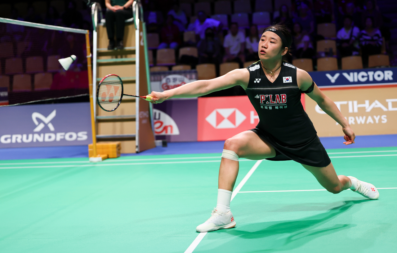 An Se-young of South Korea in action during a match gainst Putri Kusuma Wardani of Indonesia, in Horsens, Denmark, Saturday.   (Xinhua-Yonhap)