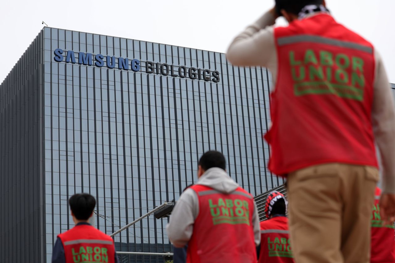 Members of Samsung Biologics' labor union gather at the company's Songdo campus in Incheon on April 22. (Newsis)