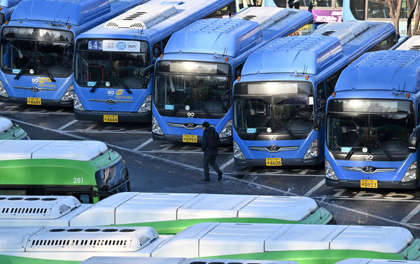 In this unrelated photo, buses are parked in a parking lot in Seoul. (Im Se-jun/The Korea Herald)