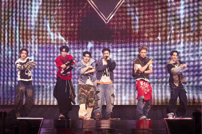 Enhypen performs at the Kspo Dome in Songpa-gu, southern Seoul, Saturday. (Belift Lab)