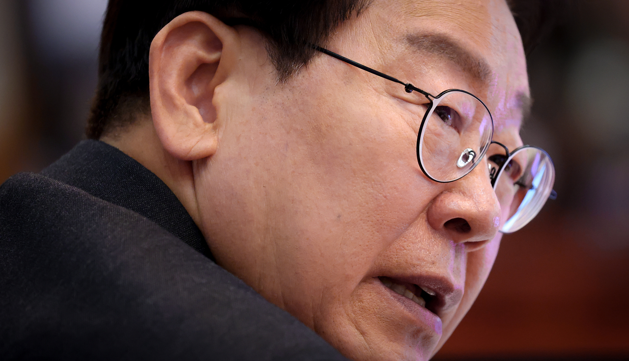 President Lee Jae Myung presides over a Cabinet meeting at Cheong Wa Dae in Seoul on Apr. 28. (Yonhap)