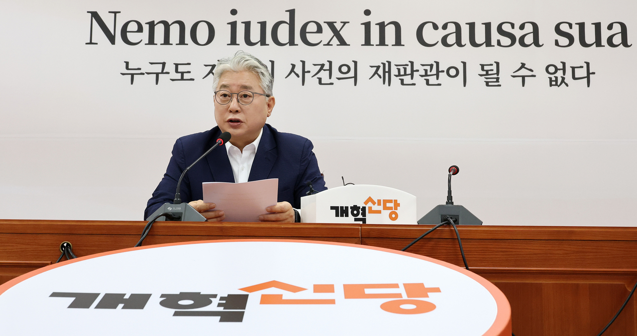 Reform Party's Gyeonggi Province governor candidate Cho Eung-cheon holds a press conference at the National Assembly on Sunday. (Yonhap)