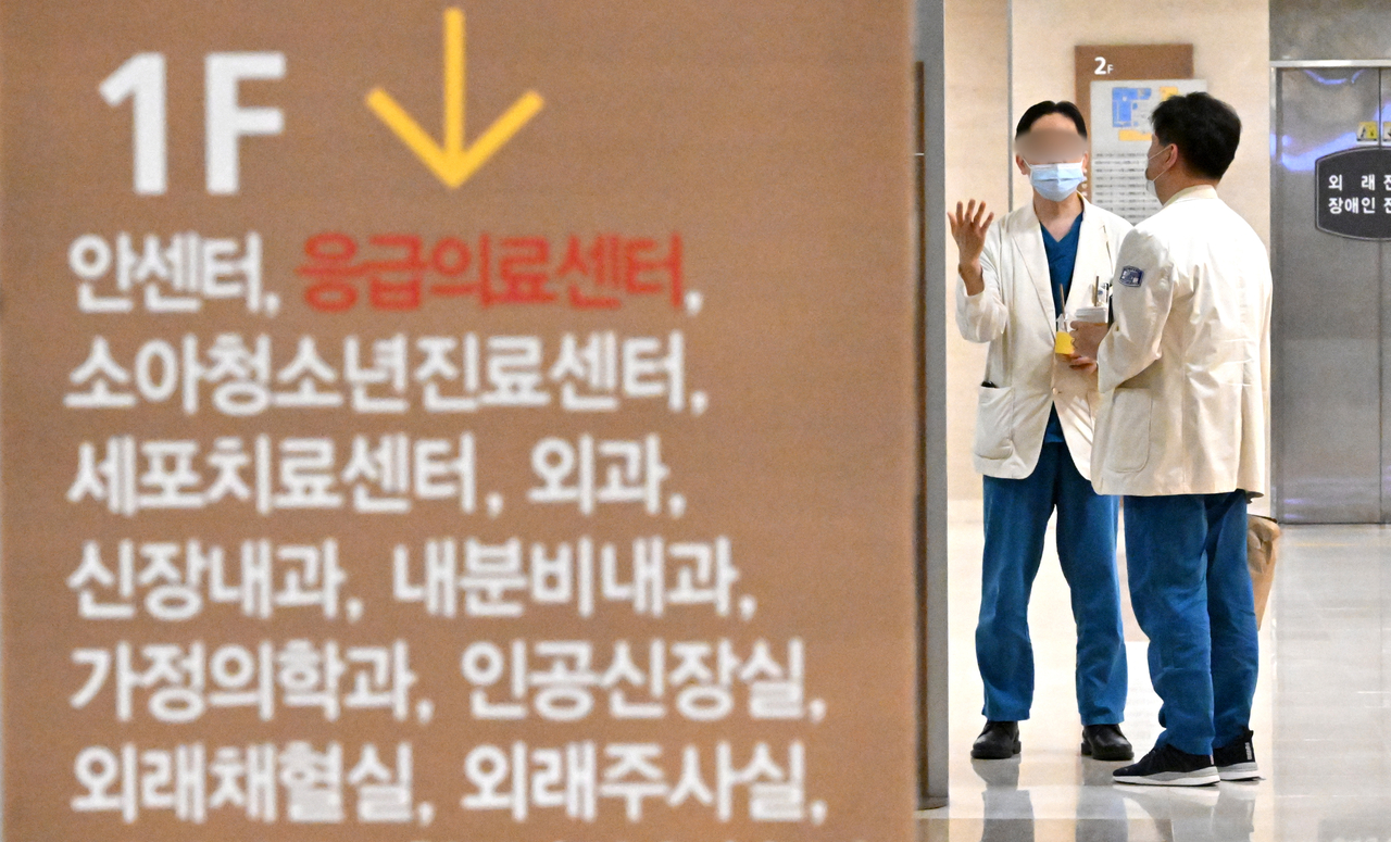 서울 서초구 서울성모병원에서 의사들이 대화를 나누고 있다. 임세준 기자