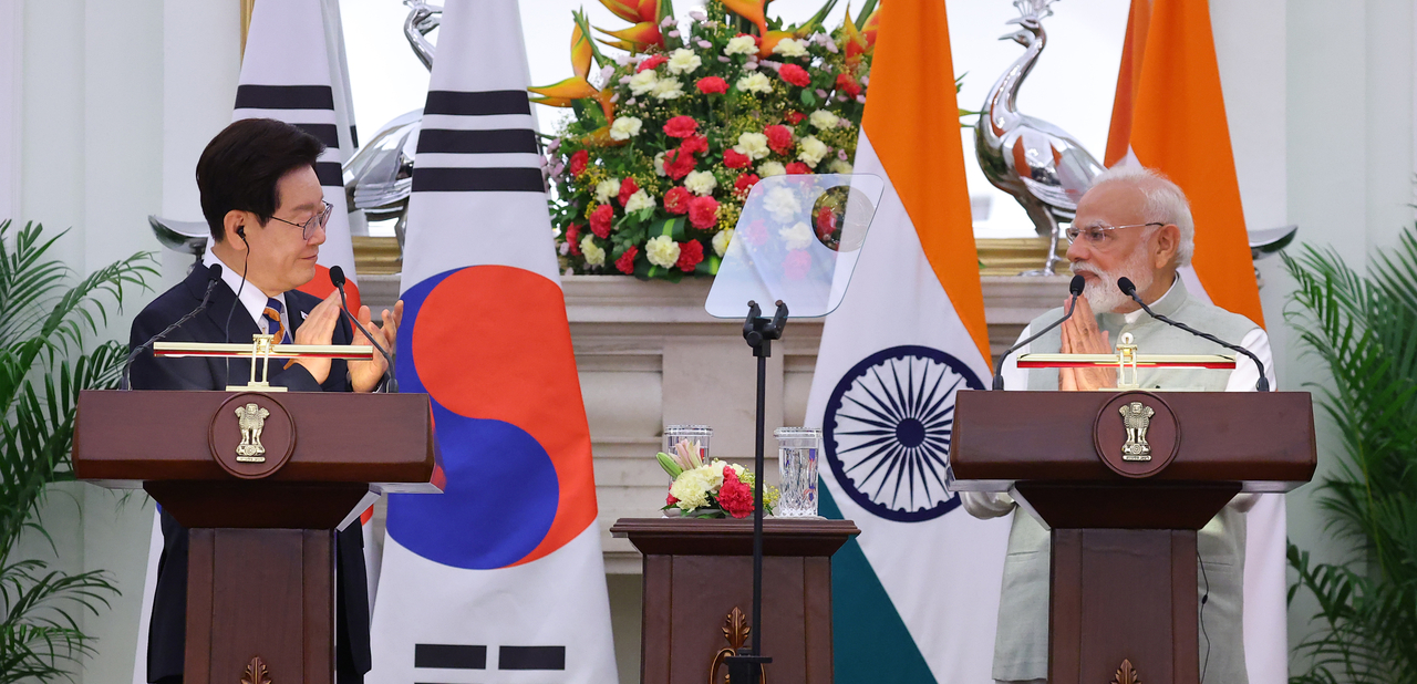 South Korean President Lee Jae Myung and Indian Prime Minister Narendra Modi participate in a press conference on Monday in New Delhi. (Yonhap)