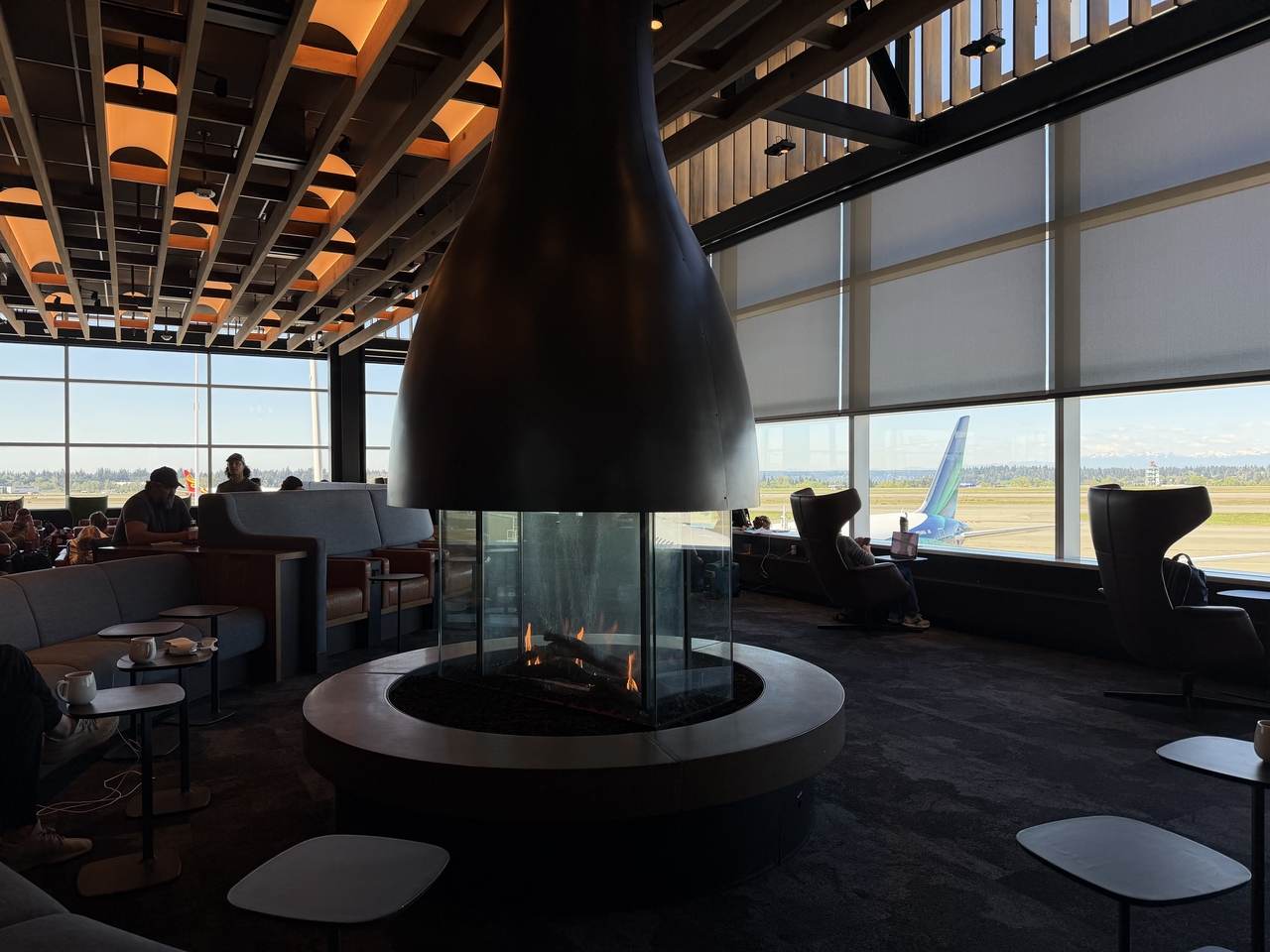 Alaska's newest North Satellite Lounge at Seattle-Tacoma International Airport (Hong Yoo/The Korea Herald)