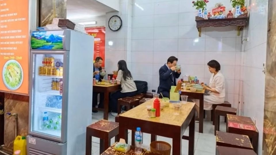 South Korean President Lee Jae-myung (center) and first lady Kim Hye-kyung have dinner at a restaurant in Hanoi, Vietnam, April 23.   (Viet Nam News)