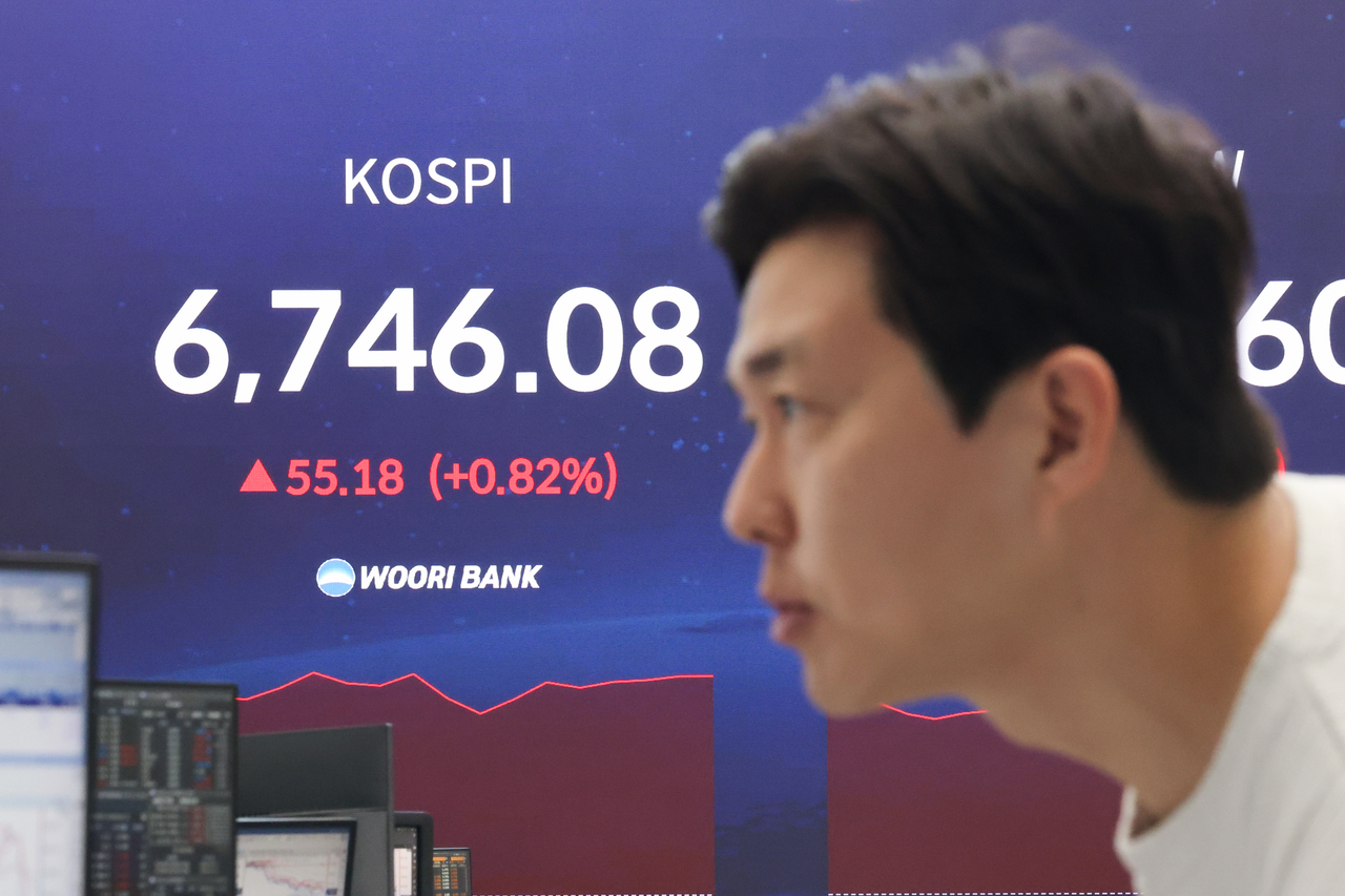 A financial data screen in the dealing room of Woori Bank in central Seoul shows the benchmark Kospi touching 6,746.08 during trading Thursday. (Yonhap)