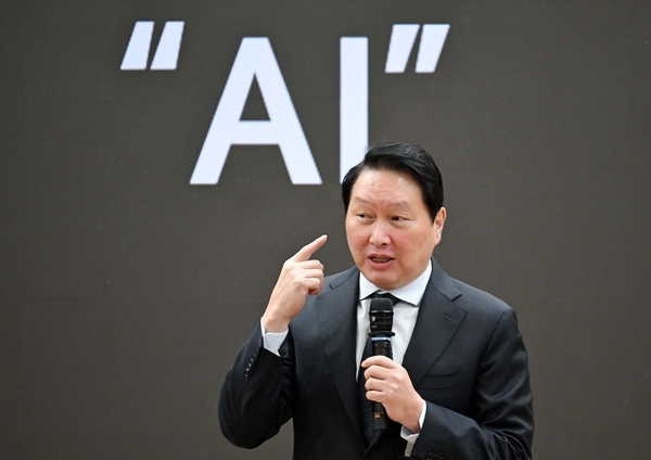 SK Group Chairman Chey Tae-won, who also serves as chairman of the Korea Chamber of Commerce and Industry, gives a speech at a policy seminar held at the National Assembly in Yeouido, Seoul, Tuesday. (Lee Sang-sub/The Korea Herald)