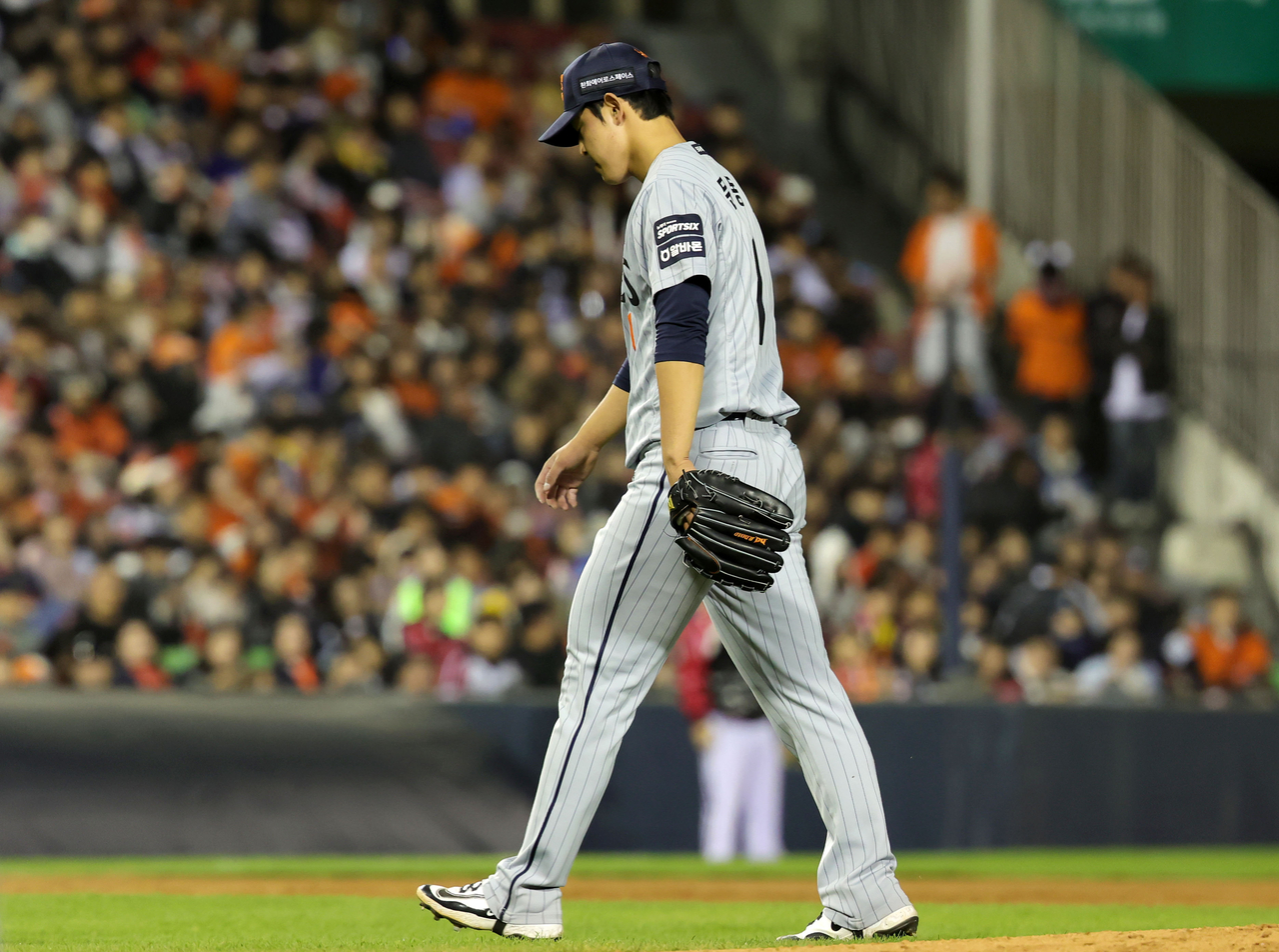 The Hanwha Eagles pitcher Moon Dong-ju walks off the mound during a 2026 KBO League game between the Hanwha Eagles and the LG Twins at Jamsil Baseball Stadium in eastern Seoul, April 21. (Newsis)