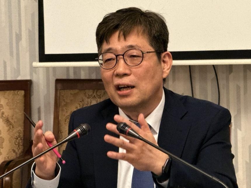 Bank of Korea Senior Deputy Gov. Ryoo Sang-dai speaks at a press conference held along the sidelines of Asian Development Bank annual meeting held in Samarkand, Uzbekistan, Sunday. (Bank of Korea)