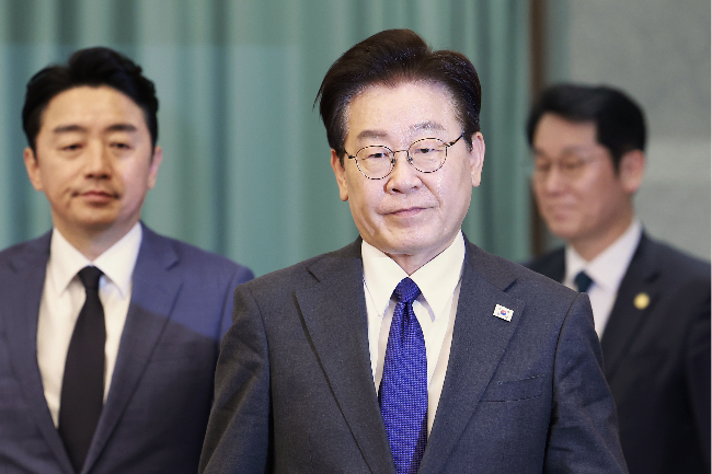 President Lee Jae Myung (center) enters a senior secretaries’ meeting with Chief of Staff Kang Hoon-sik at Cheong Wa Dae in Seoul on Saturday. (Yonhap)
