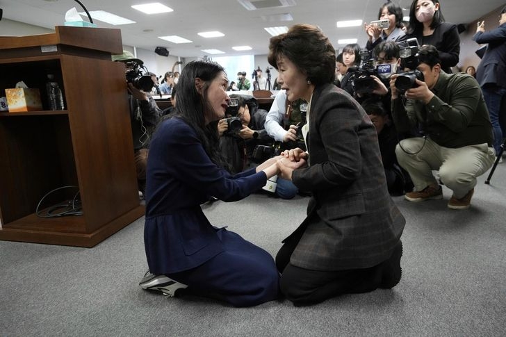 Truth and Reconciliation Commission Chairperson Park Sun Young, right, comforts adoptee Yooree Kim during a press conference in Seoul, March 26, 2025. (AP-Yonhap)