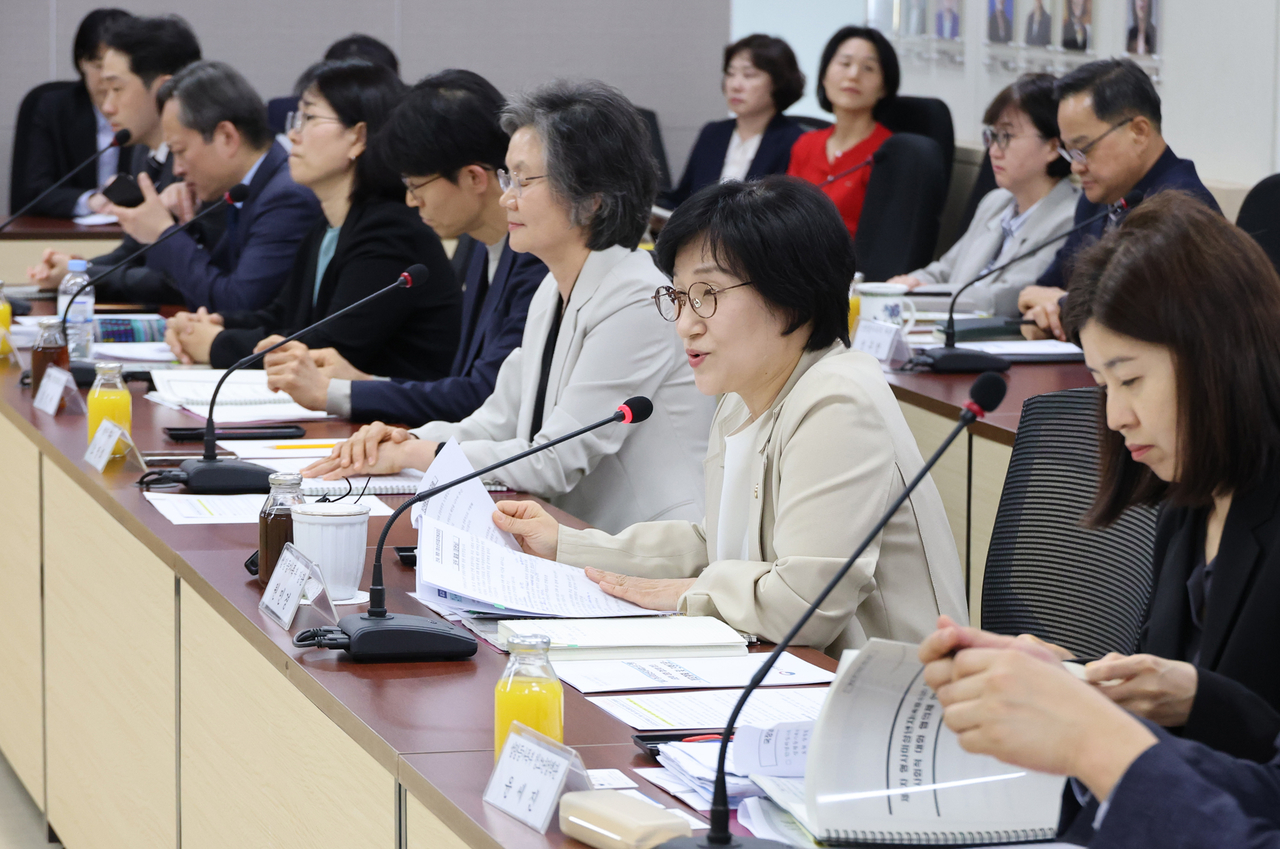 Won Min-kyong, minister of gender equality and family, speaks during the fourth meeting of a social dialogue consultative body on the age of criminal responsibility at the Government Complex Seoul in Jongno-gu, Seoul, Thursday. (Yonhap)