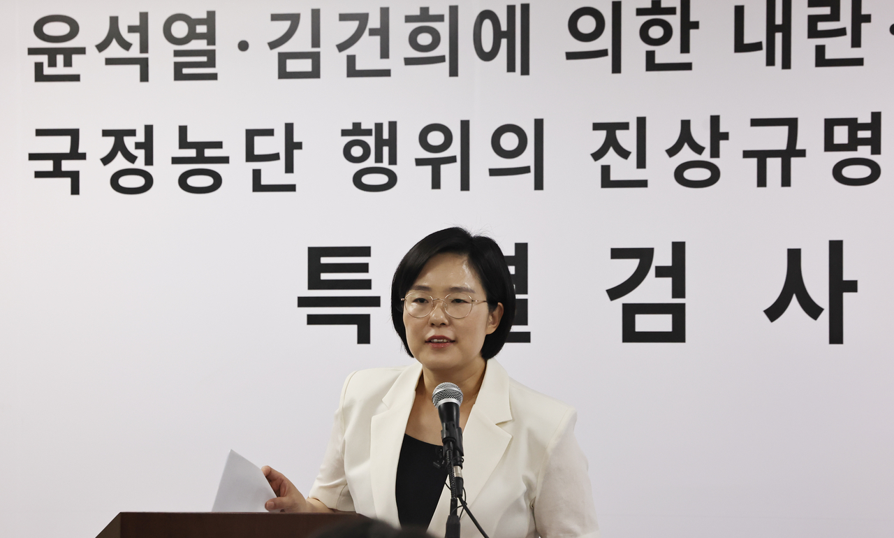 Assistant special counsel Kim Ji-mi speaks to reporters on Monday at the special counsel's office in Gwacheon, Gyeonggi Province. (Yonhap)