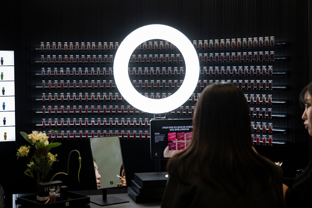 A guest tries K-beauty products at the K-Beauty Pavilion, held on the sidelines of the Asia-Pacific Economic Cooperation summit in Gyeongju, North Gyeongsang Province, on Friday. (Getty Images)