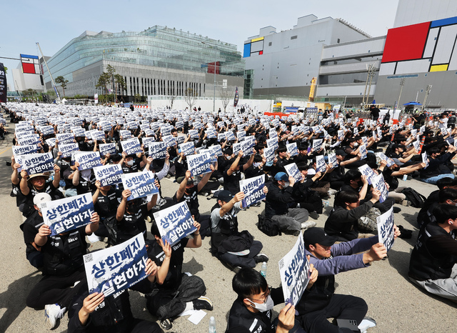 Union members chant slogans during a rally by Samsung Electronics' joint labor coalition in front of the company's Pyeongtaek campus in Gyeonggi Province in April. ()