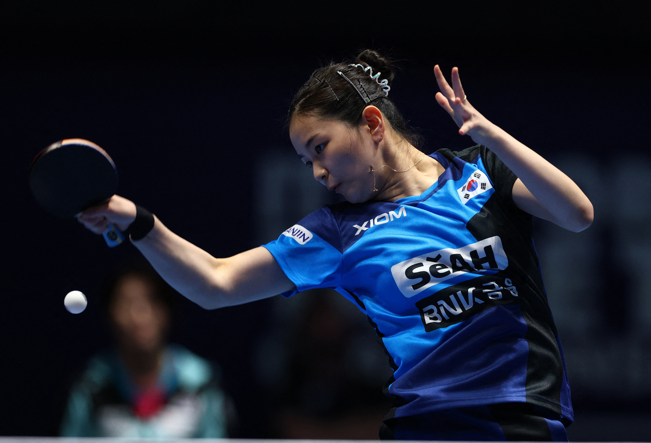 South Korea’s Kim Na-young in action during her women's team match against Canada’s Sunny Zhang, at OVO Arena Wembley in London, Monday.   (Reuters-Yonhap)