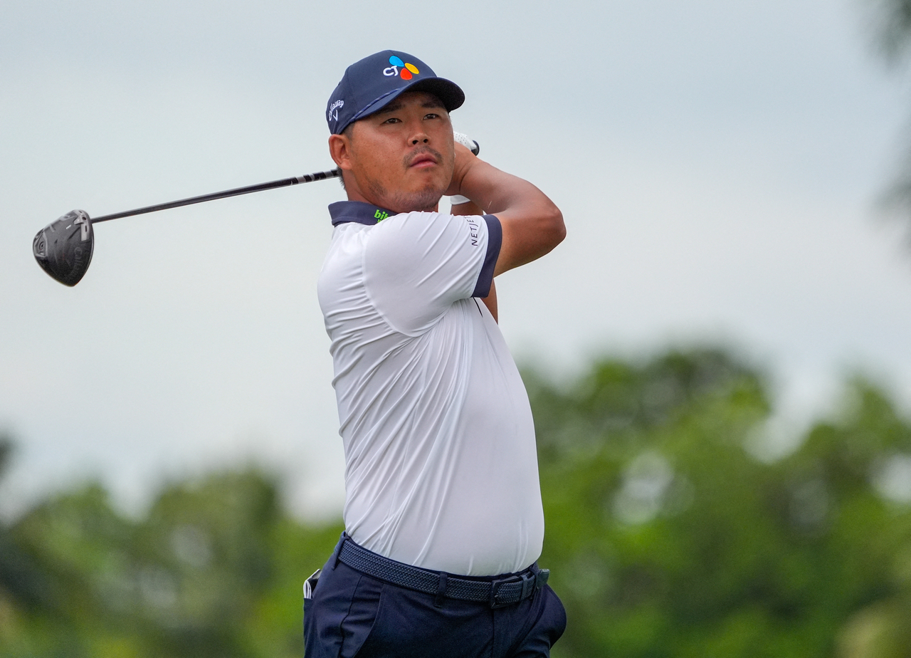 Kim Si-woo watches his tee shot on the 2nd hole during the final round of the Cadillac Championship, in Miami on Sunday.   (Reuters-Yonhap)