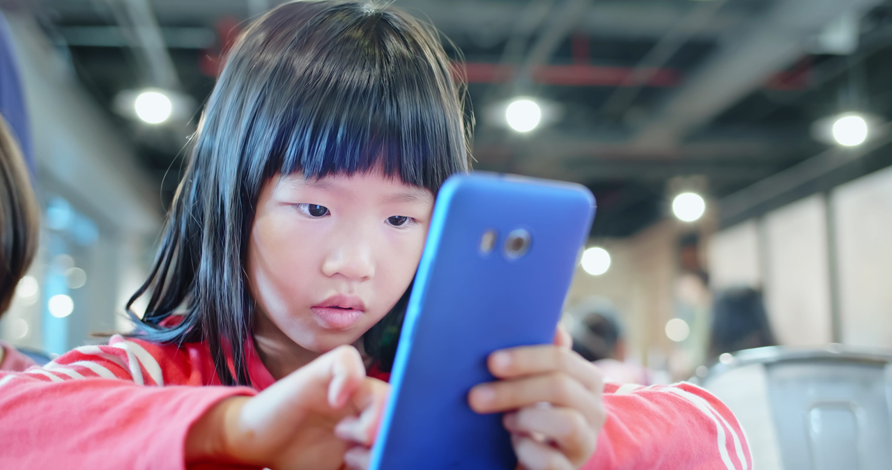 A child uses a smartphone. (123rf)