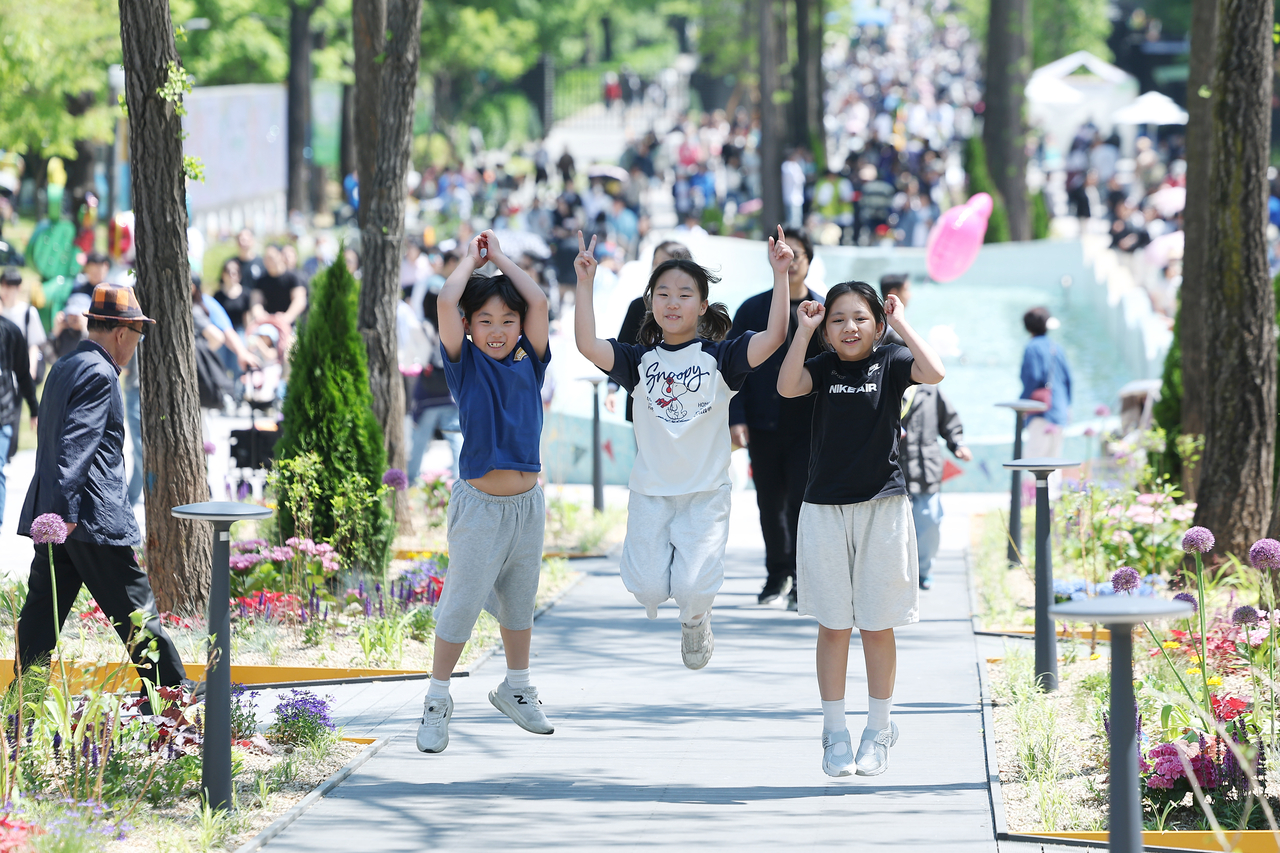 Children pose for a photo at Children’s Grand Park in Gwangjin-gu, Seoul, on Children’s Day. (Yonhap)