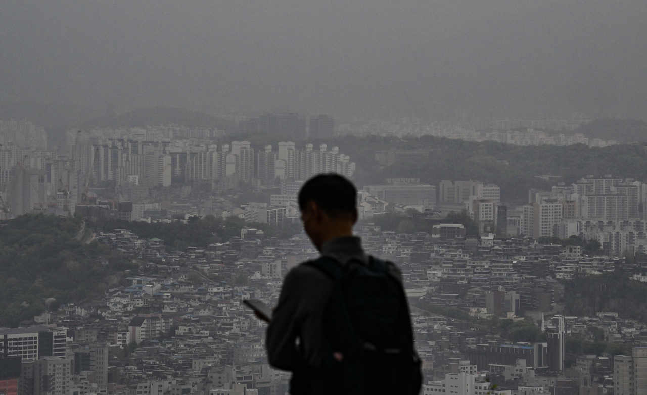 A view of apartment complexes in Seoul, taken from Namsan in central Seoul on April 20. (Im Se-jun/The Korea Herald)
