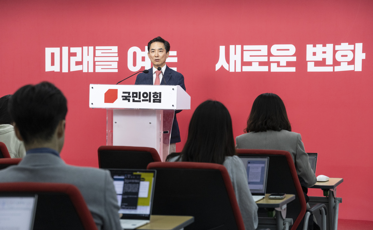 Former Veterans Minister Park Min-shik, nominated by the People Power Party for the June 3 by-election in Busan’s Buk-gu A district,  speaks during a press conference at the party’s headquarters in Yeouido, Seoul, Tuesday. (Yonhap)