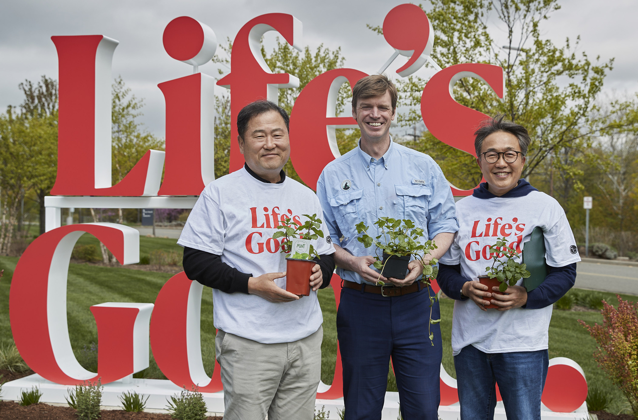 LG Electronics North America employees participate in an ESG event marking Earth Day at the company’s New Jersey headquarters. (LG Electronics)